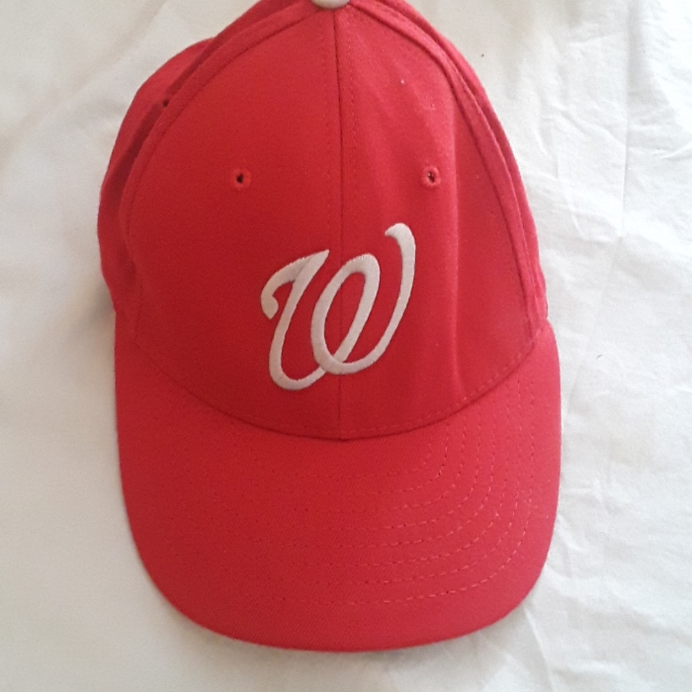 Delong Red Vintage Hat With W Logo - Gem